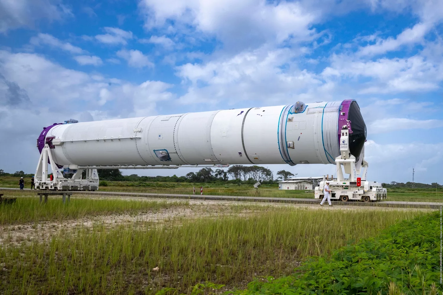 Le corps central du lanceur Ariane 6 est en cours de transfert du BAL vers la zone de lancement.