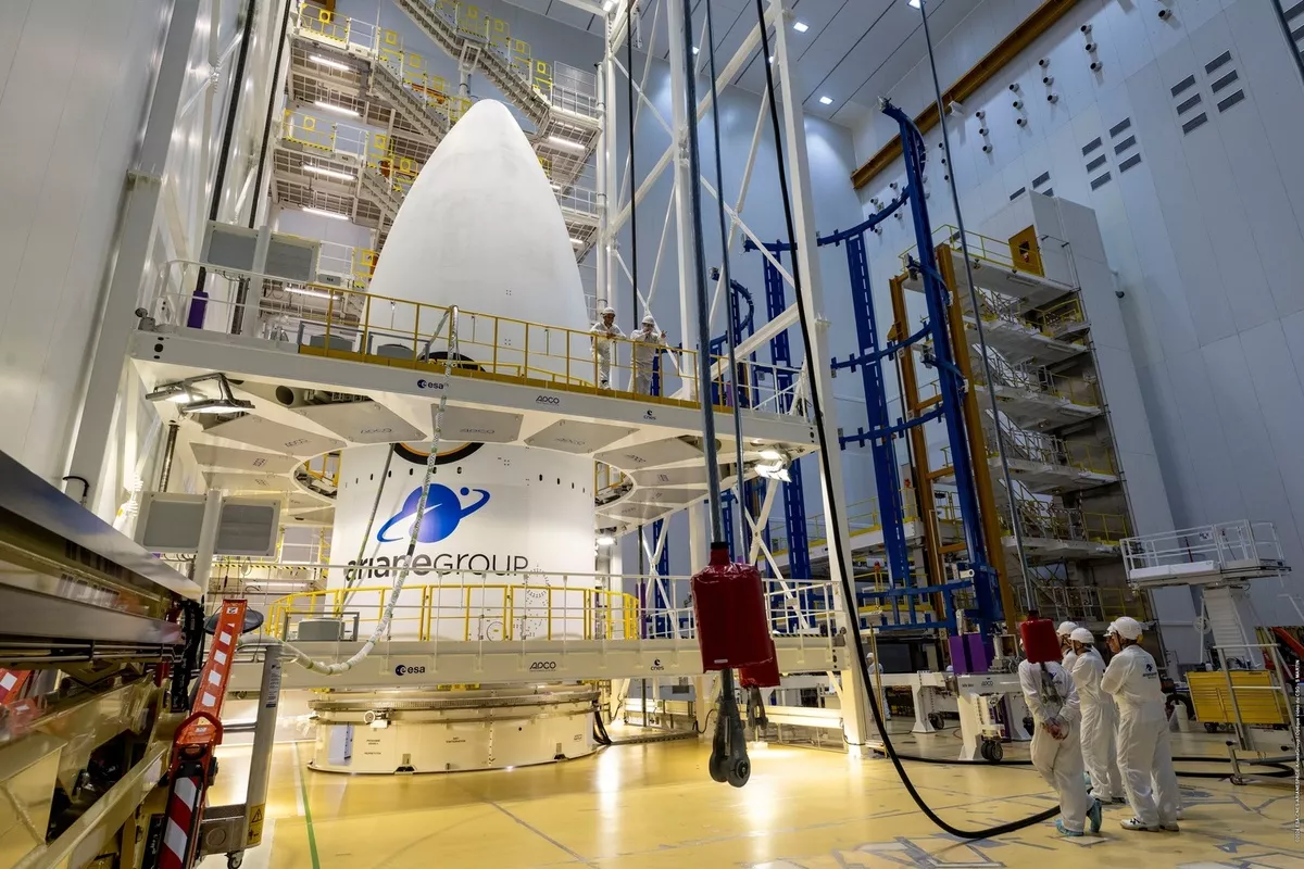 La phase d'encapsulation de la coiffe du lanceur Ariane 6.