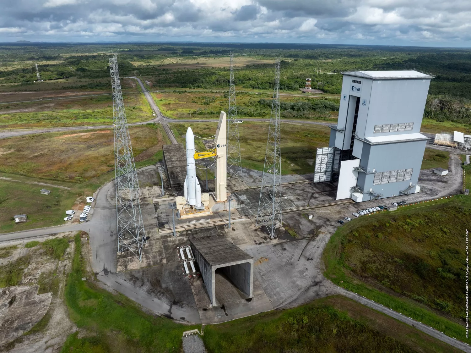 Retrait du portique en zone de lancement, Ariane 6 est désormais prête pour le décollage. 