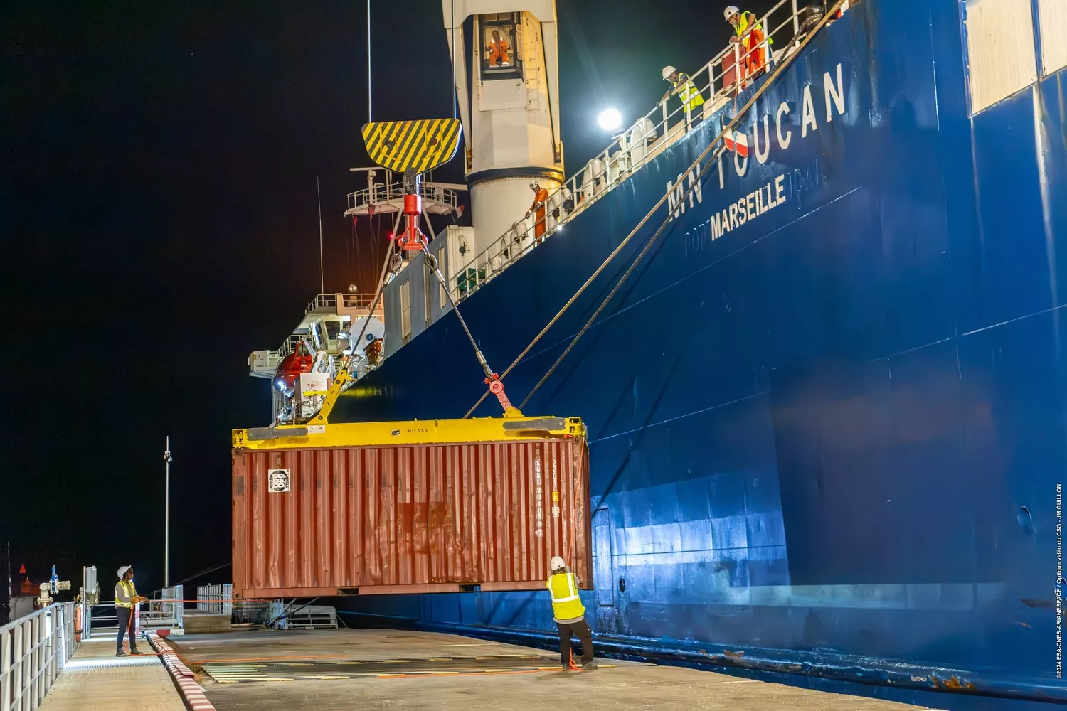 Arrivée et déchargement des éléments de Vega-C au port Pariacabo à Kourou.