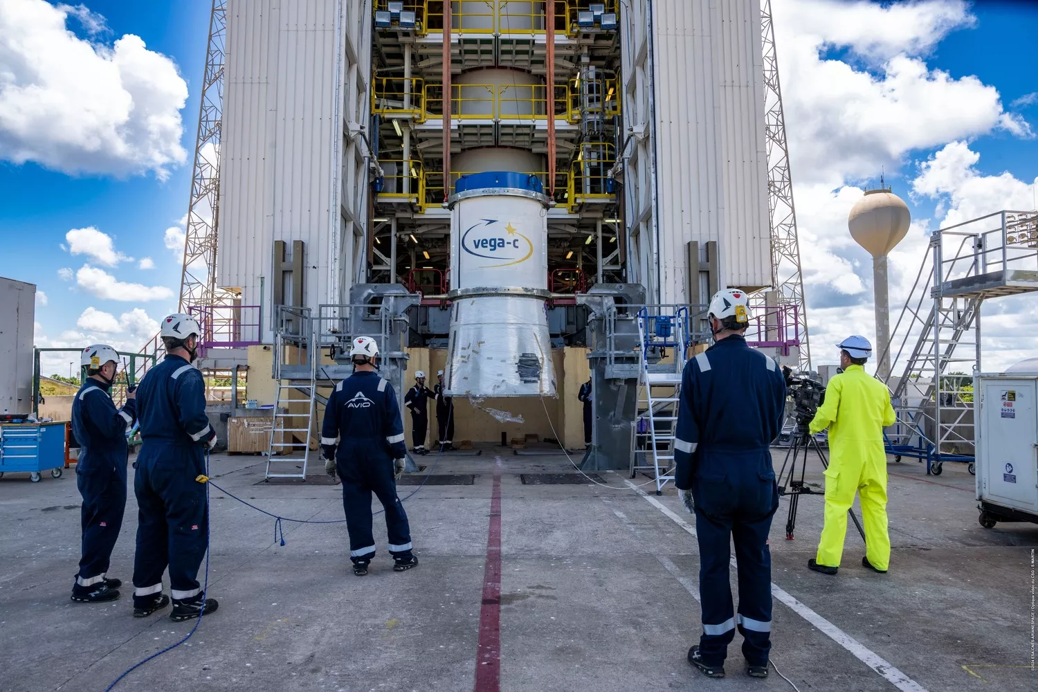 Hissage du moteur Zefiro-9 sur le lanceur en zone de lancement (ZLV).