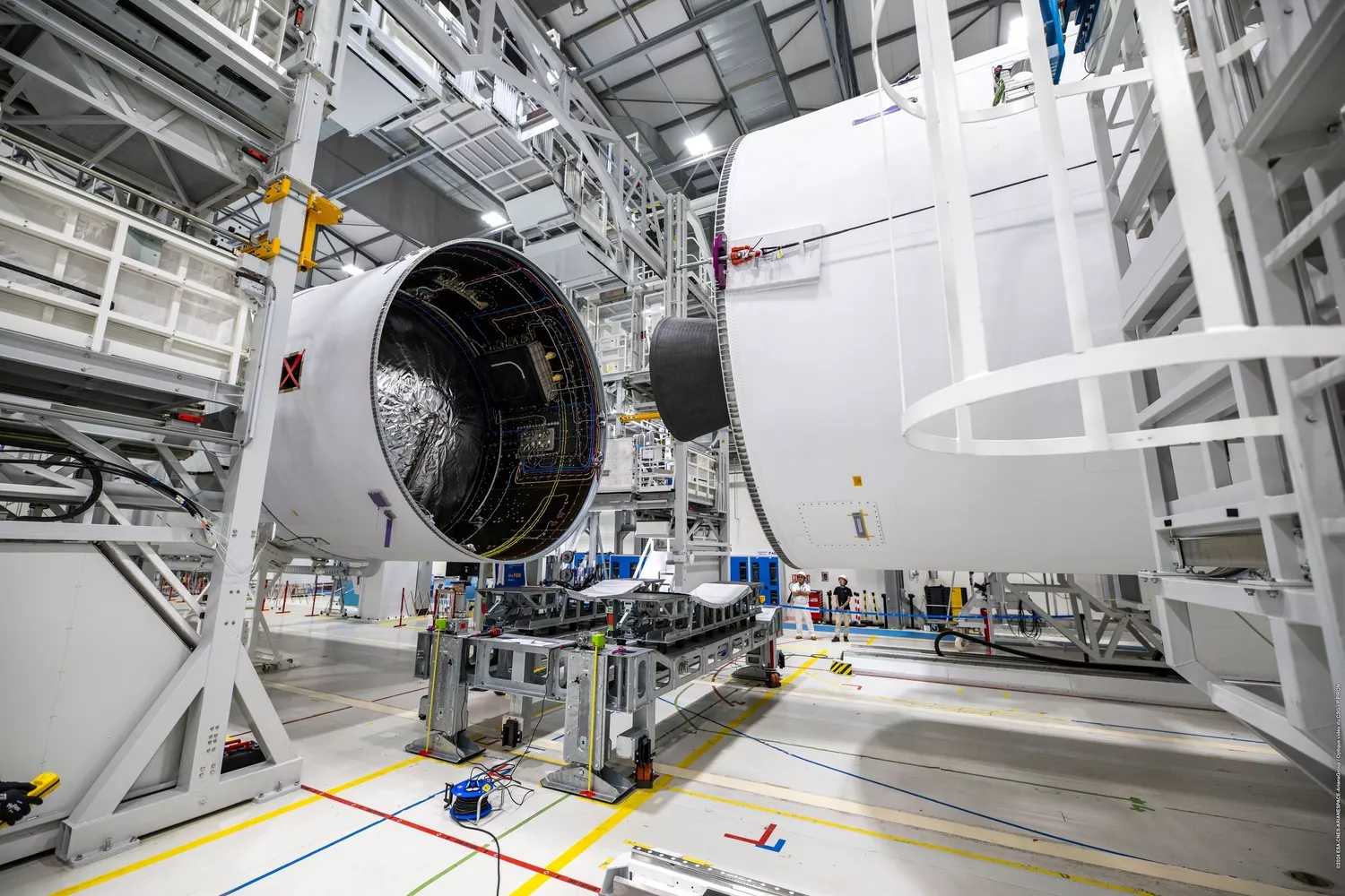 Assemblage du corp central d'Ariane 6 au bâtiment d'assemblage lanceur (BAL)..