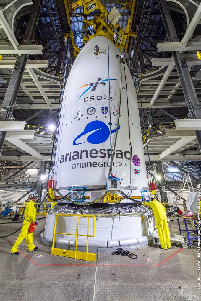 Coiffe VA263 dans le portique du pas de tir Ariane 6