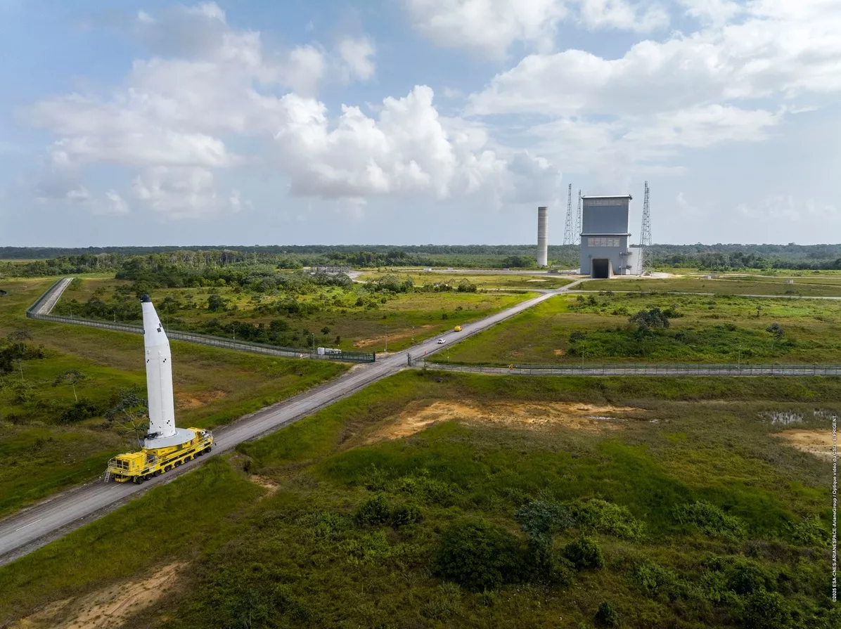 Transfert du premier booster de la deuxième Ariane 6, du BSB vers la zone de lancement.