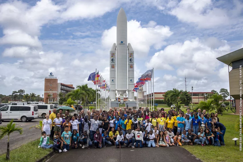 Photo de groupes des élèves ayant participé à l'édition 2025 du concours C'Génial