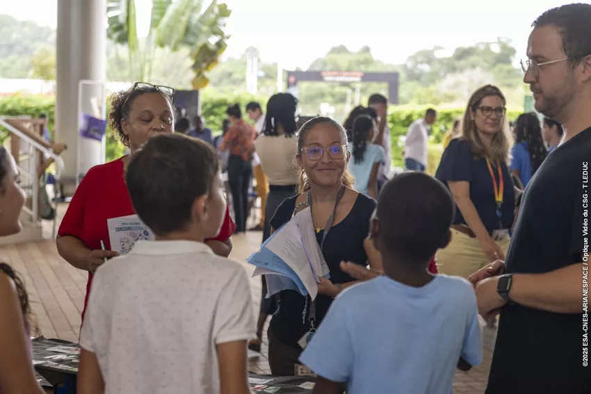 Scolaires présentant leur projet scientifique sous le hall Jupiter