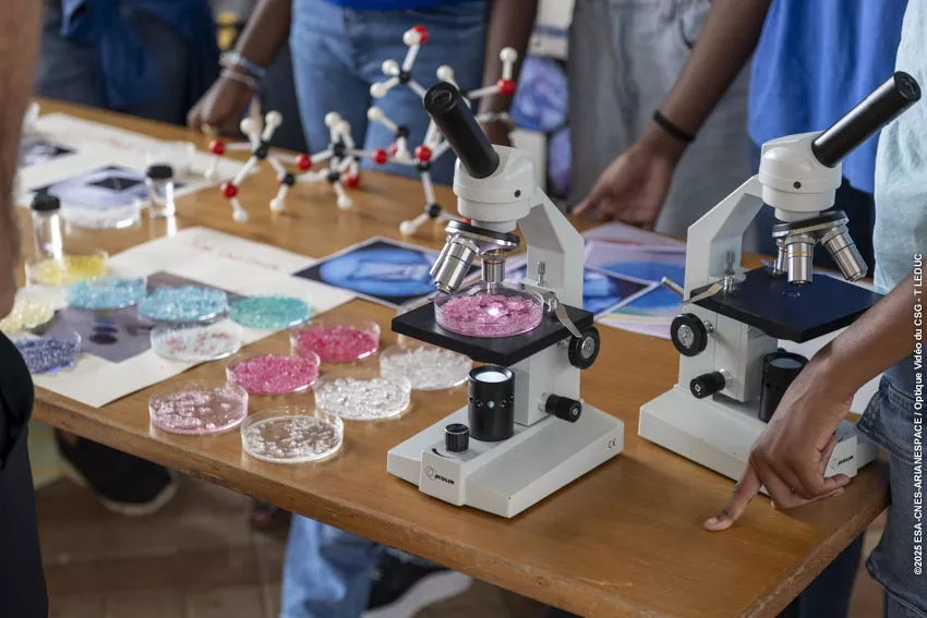 Présentation des projets scientifiques sous le hall Jupiter