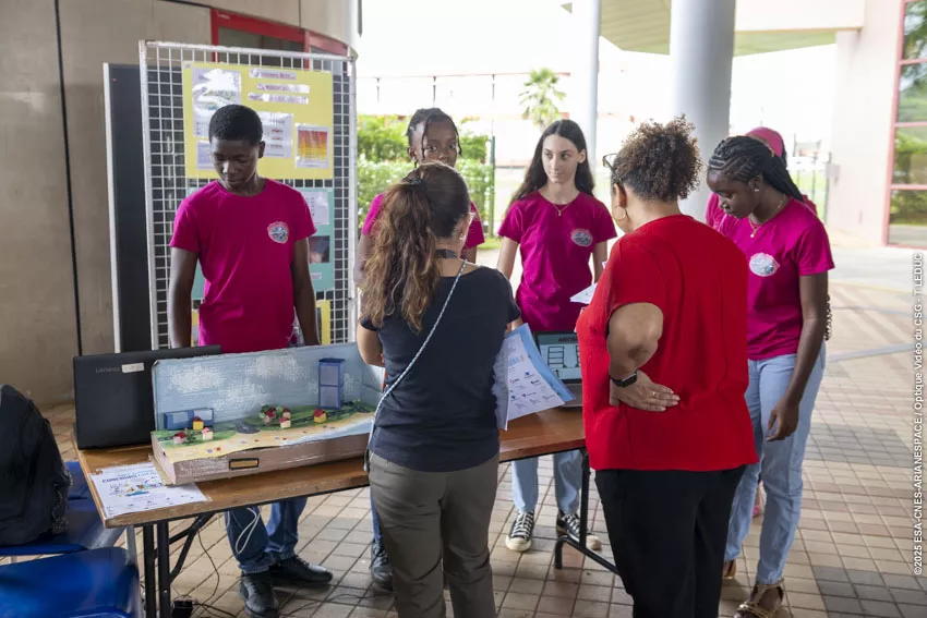 Présentation des projets scientifiques sous le hall Jupiter