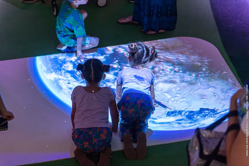 Enfants devant animation vidéo à Guyaspace Expérience