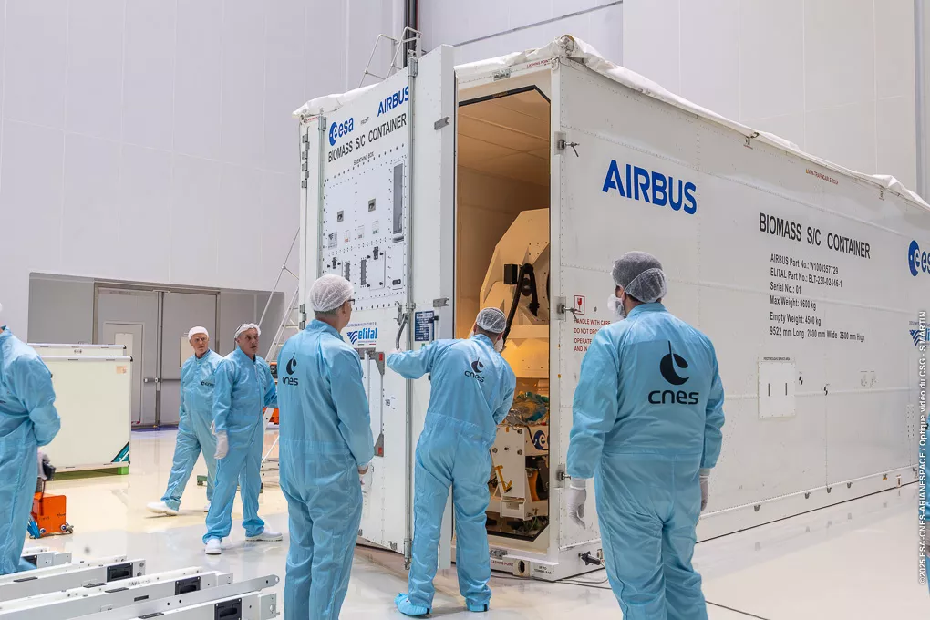 Ouverture conteneur Biomass en salle blanche au CSG