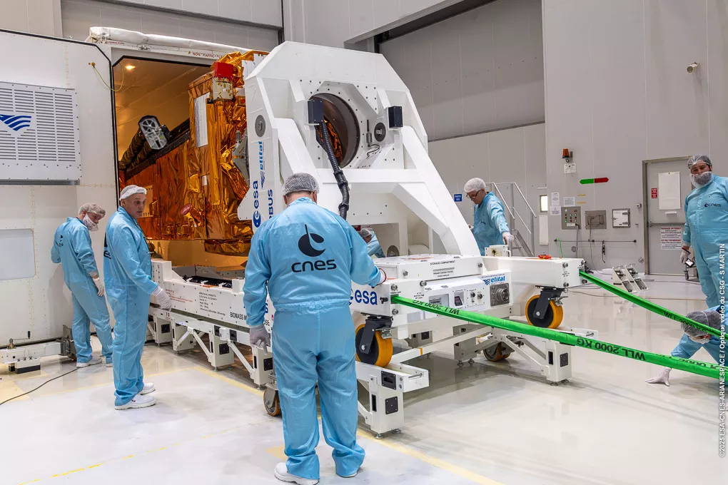 ouverture conteneur transportant le satellite Biomass en salle blanche au CSG