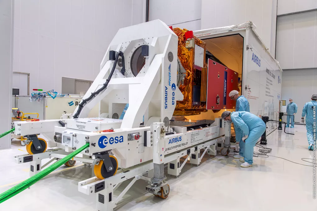 Ouverture conteneur Biomass en salle blanche au CSG