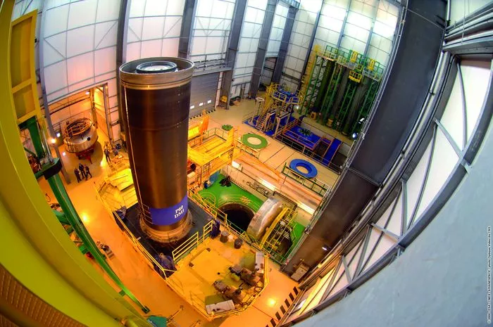 Le 1er étage de Vega-C en préparation à l'usine de propergol de Guyane
