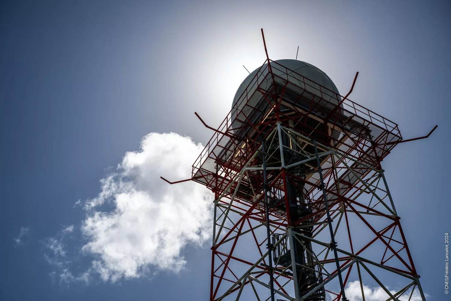 Le radar météo Roméo au Centre spatial guyanais.