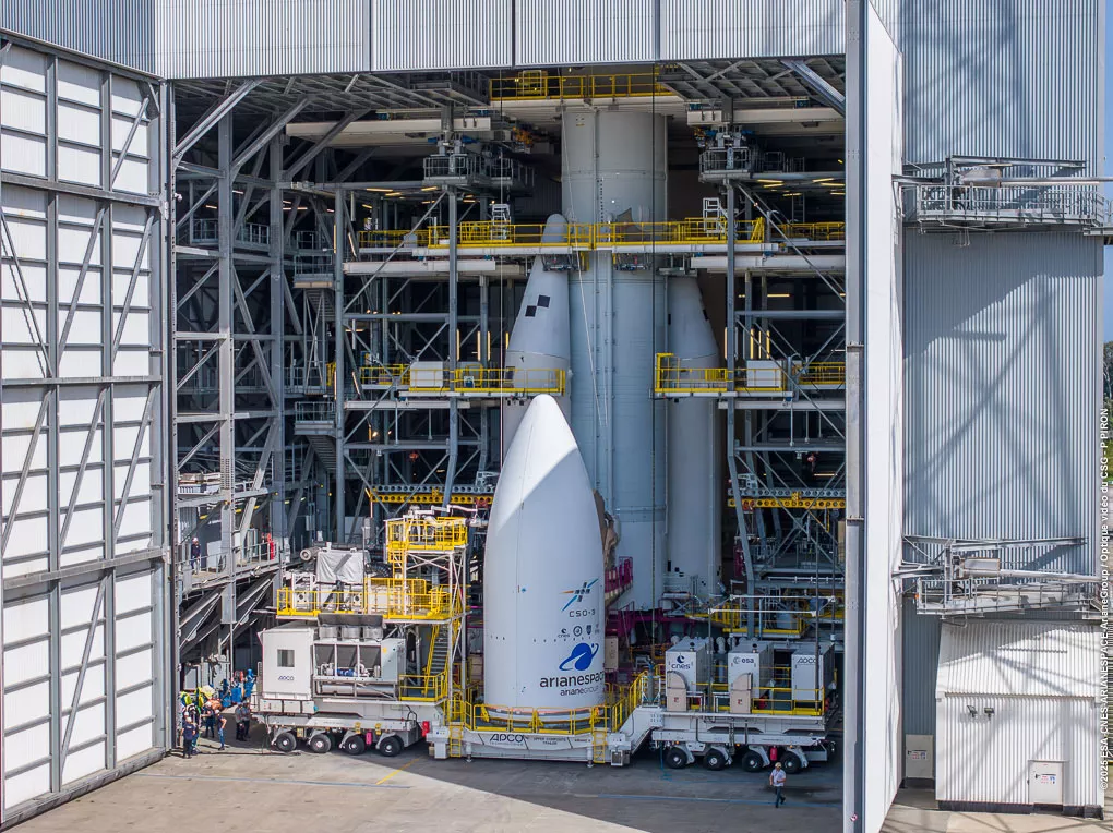 La coiffe d'Ariane 6 arrive au pied du portique ELA4 sur son transporteur