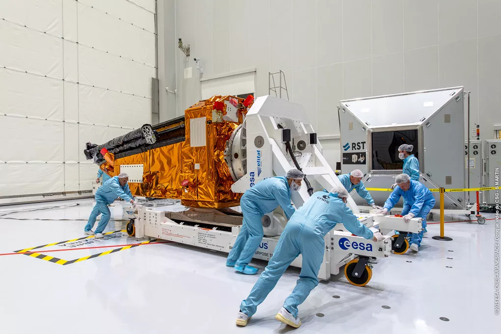 Préparation satellite Biomass en salle blanche au CSG