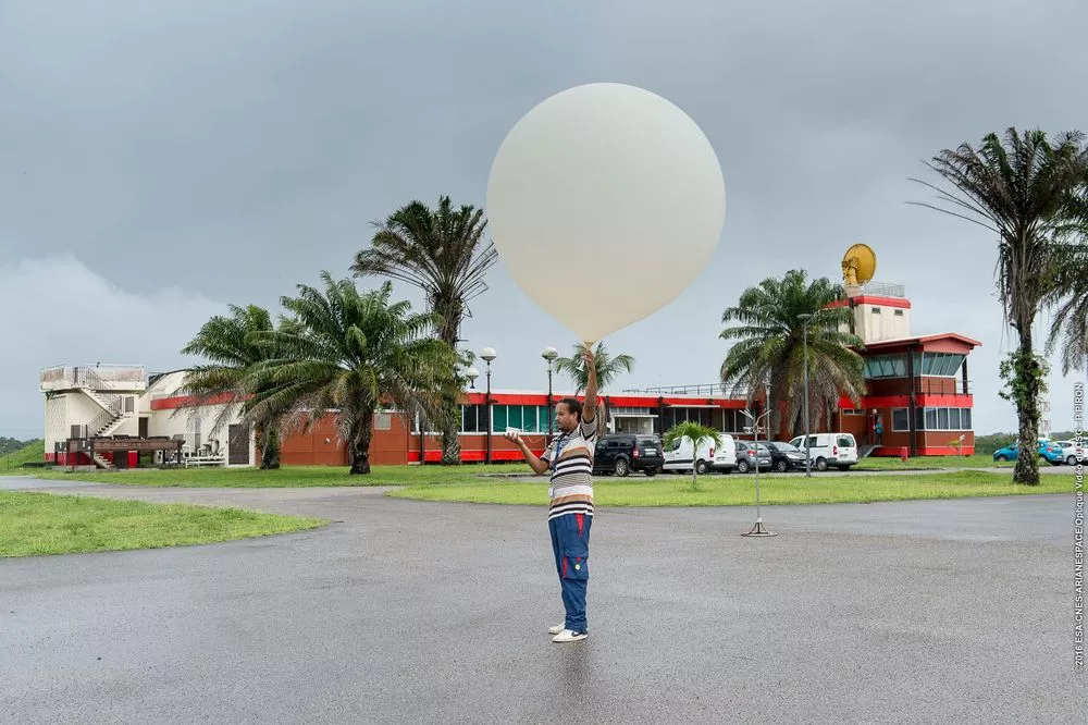 Lâcher de ballon à la station météo du Centre spatial guyanais. 