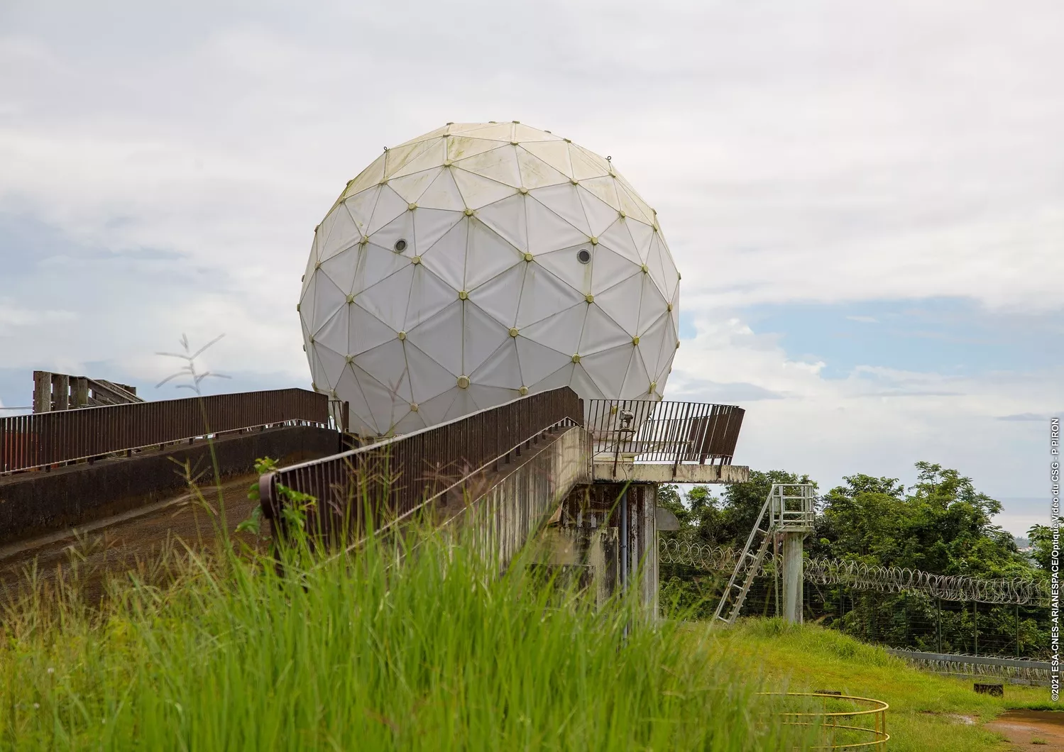 Le radar Bretagne 1 au sommet de la montagne des pères à Kourou.