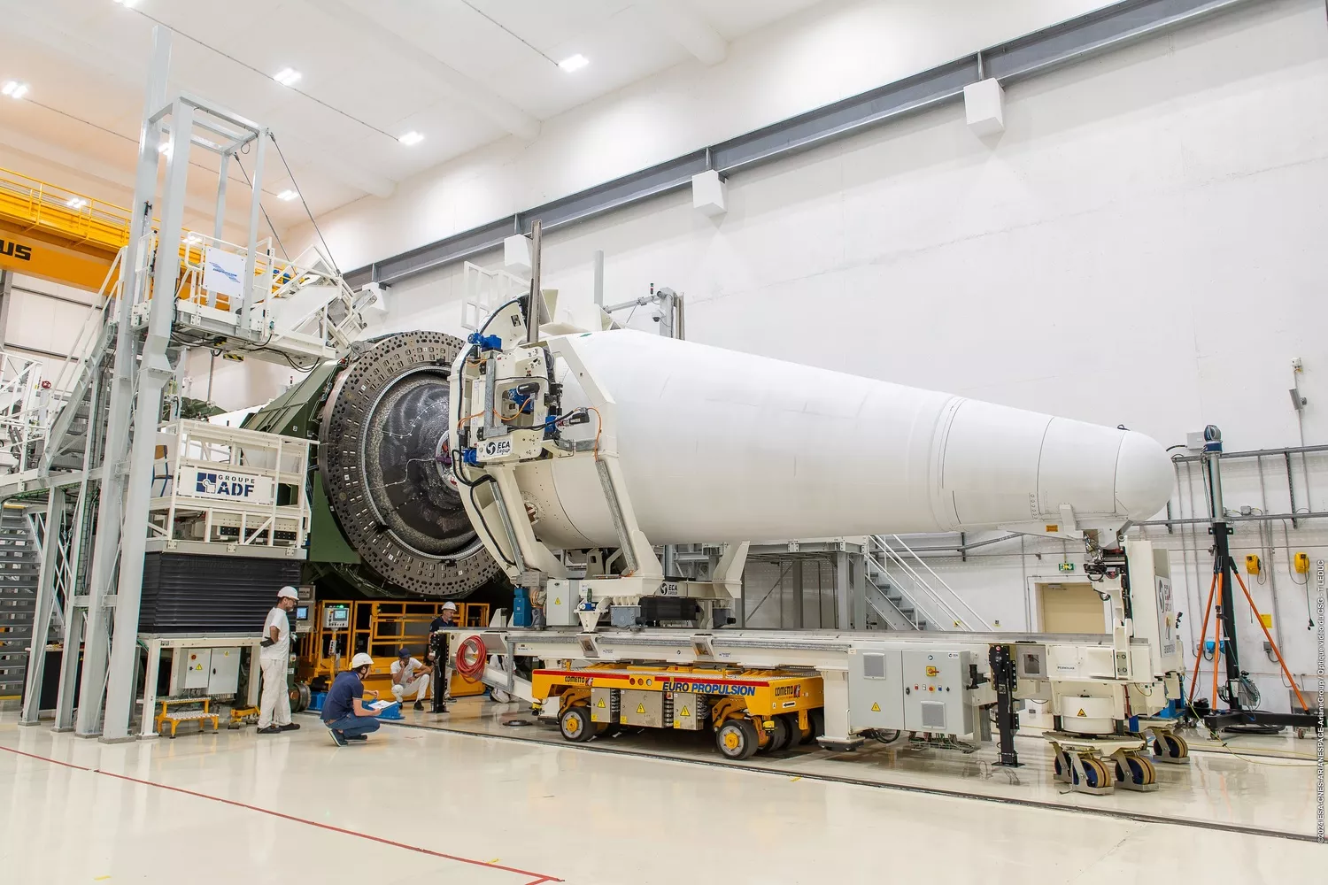 Intégration de la partie supérieure d'un booster d'Ariane 6 dans le bâtiment d'intégration des propulseurs (BIP), le 29 février 2024, en vue du vol inaugural.