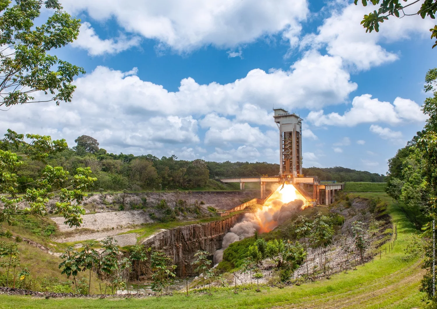 Le CNES a réussi l’essai à feu du P160C, évolution du moteur P120C utilisé sur Ariane 6 et Vega-C, au le Port spatial de l’Europe en Guyane (CSG).