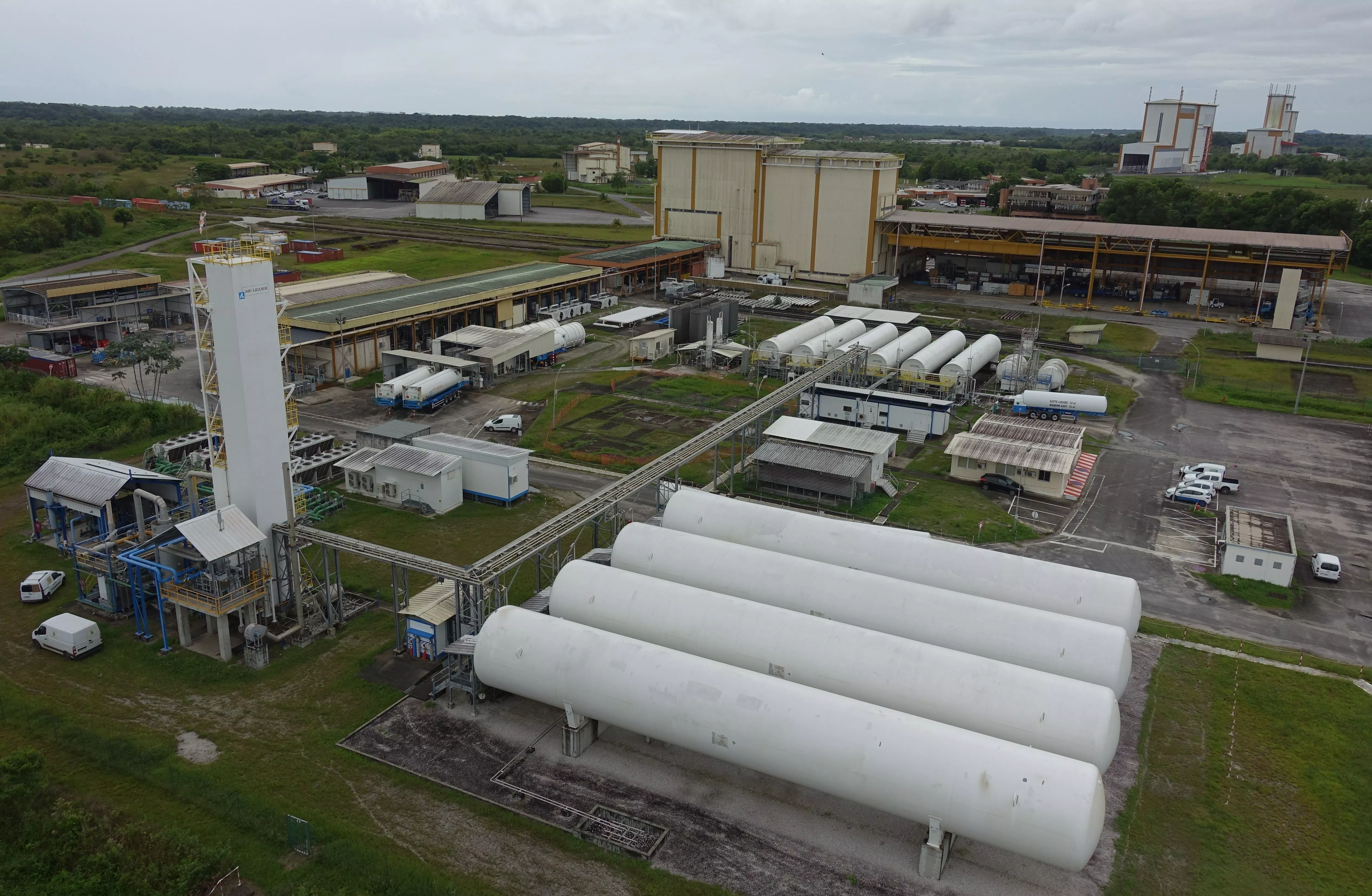 L'usine de production d'oxygène (avec tous les gaz de l'air : azote, hélium, air comprimé) est séparée de l'unité hydrogène.