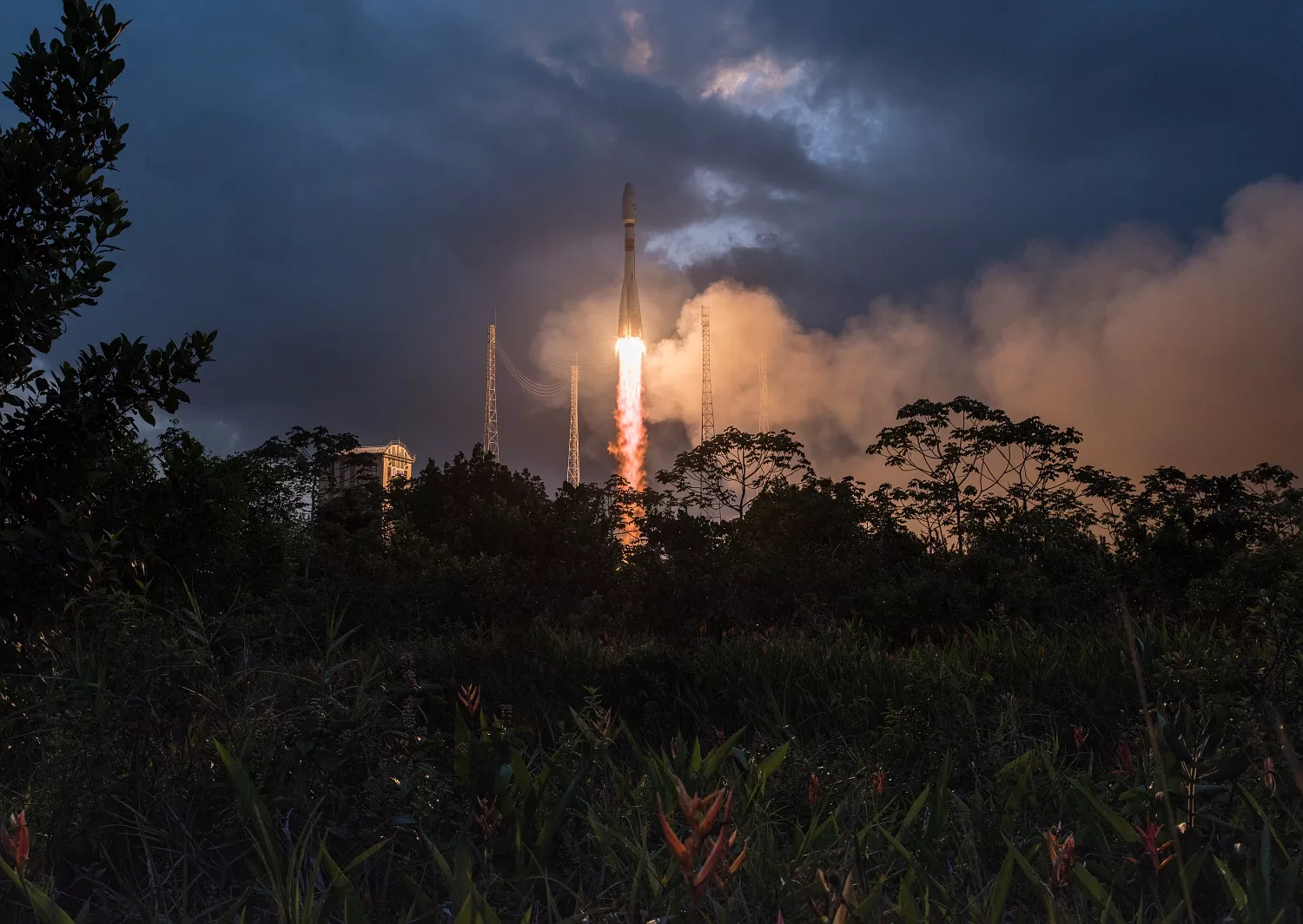 Décollage du lanceur Soyouz VS21, le 27 février 2019, depuis le Centre spatial guyanais. Le lanceur a placé en orbite basse les six premiers satellites de la constellation OneWeb.