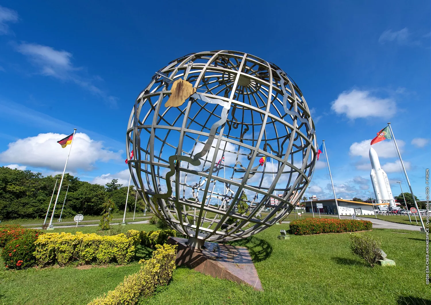 Le Globe à l'entrée du CSG.