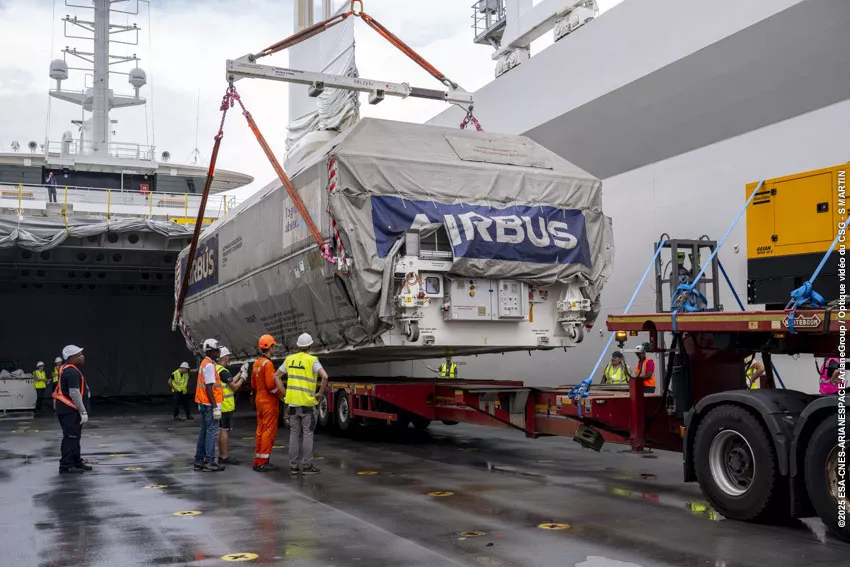 Déchargement METOP SGA-1 du navire Canopée
