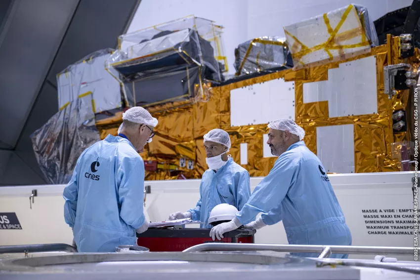 Ouverture conteneur METOP SGA-1 en hall de préparation