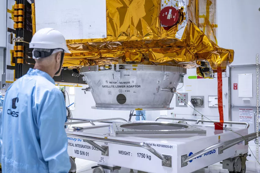 Pose METOP SGA-1 sur plateforme de transfert