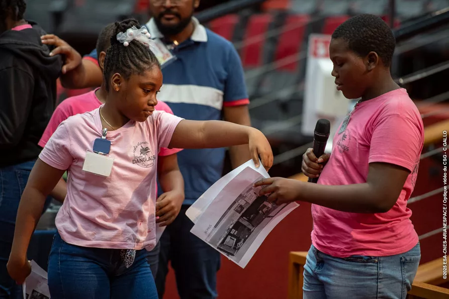 Scolaires en salle Jupiter dans le cadre du projet "Congrès scientifiques des enfants"