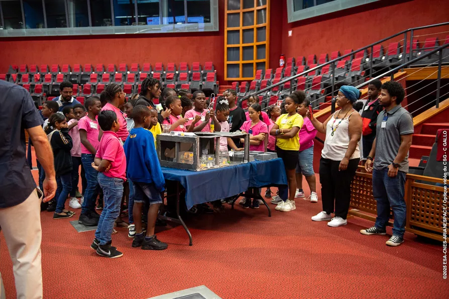 Scolaires en salle Jupiter dans le cadre du projet "Congrès scientifiques des enfants"