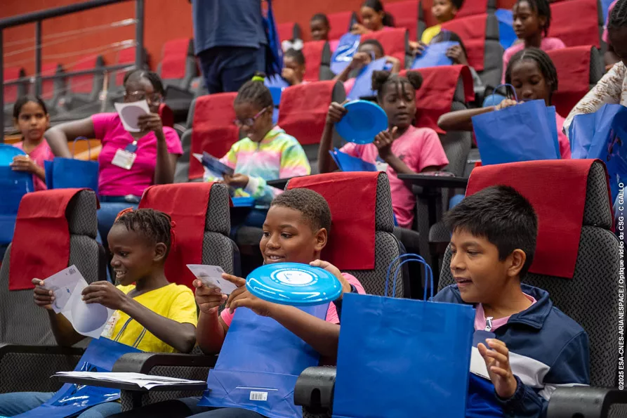 Scolaires assis en salle Jupiter dans le cadre du projet "Congrès scientifiques des enfants"