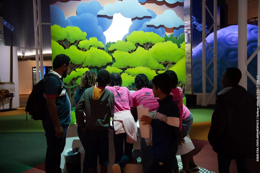 Scolaires à Guyaspace Expérience dans le cadre du projet "Congrès scientifiques des enfants"