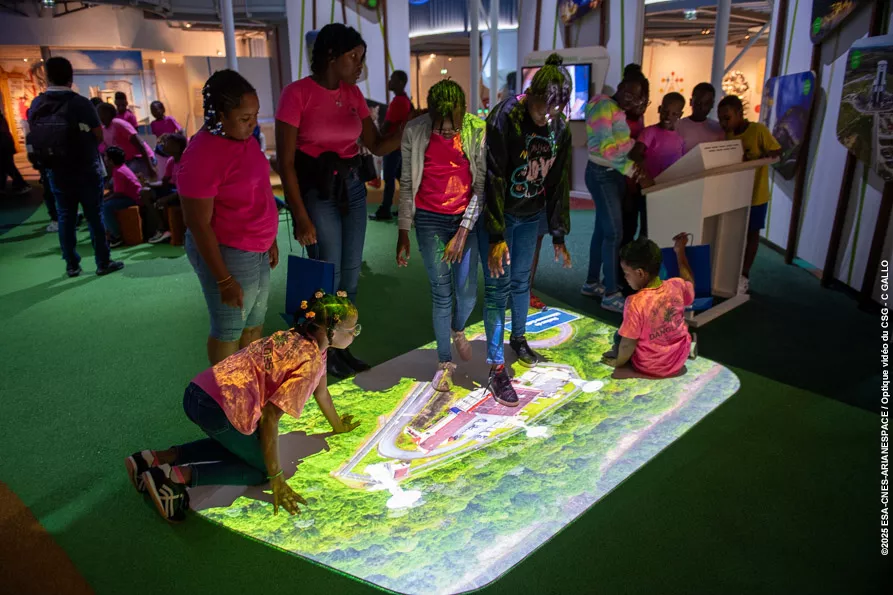 Scolaires à Guyaspace Expérience dans le cadre du projet "Congrès scientifiques des enfants"