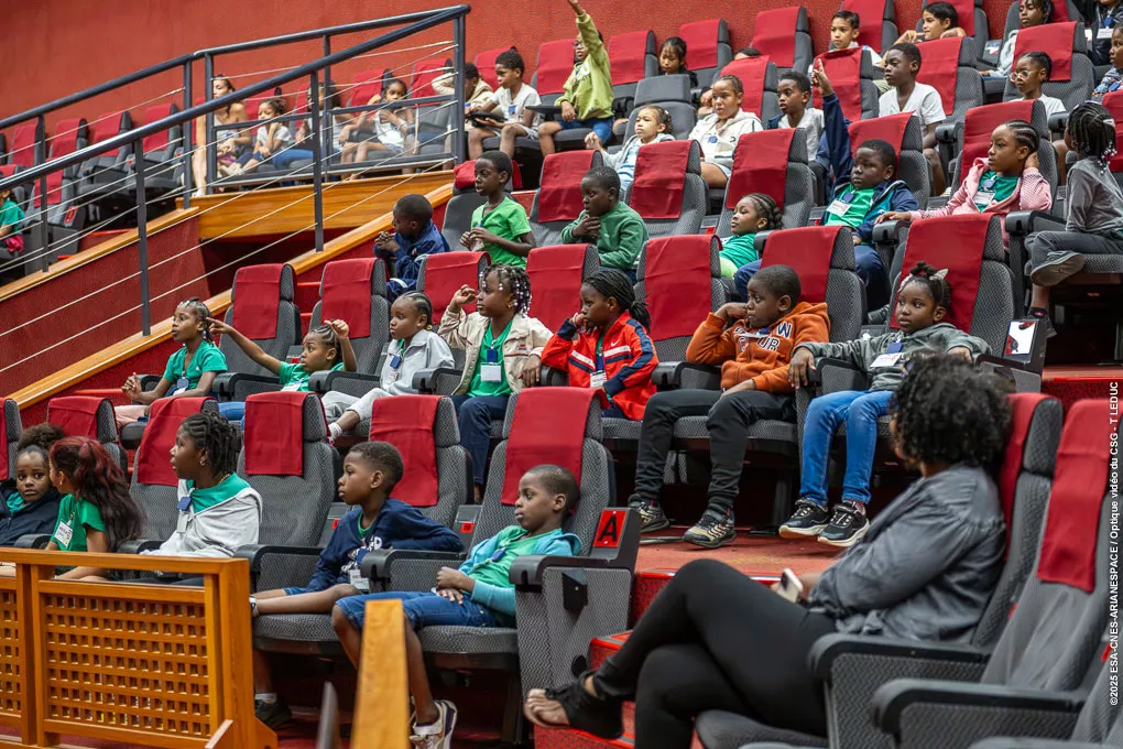 Scolaires en salle Jupiter dans le cadre du projet "Défi robots martiens"