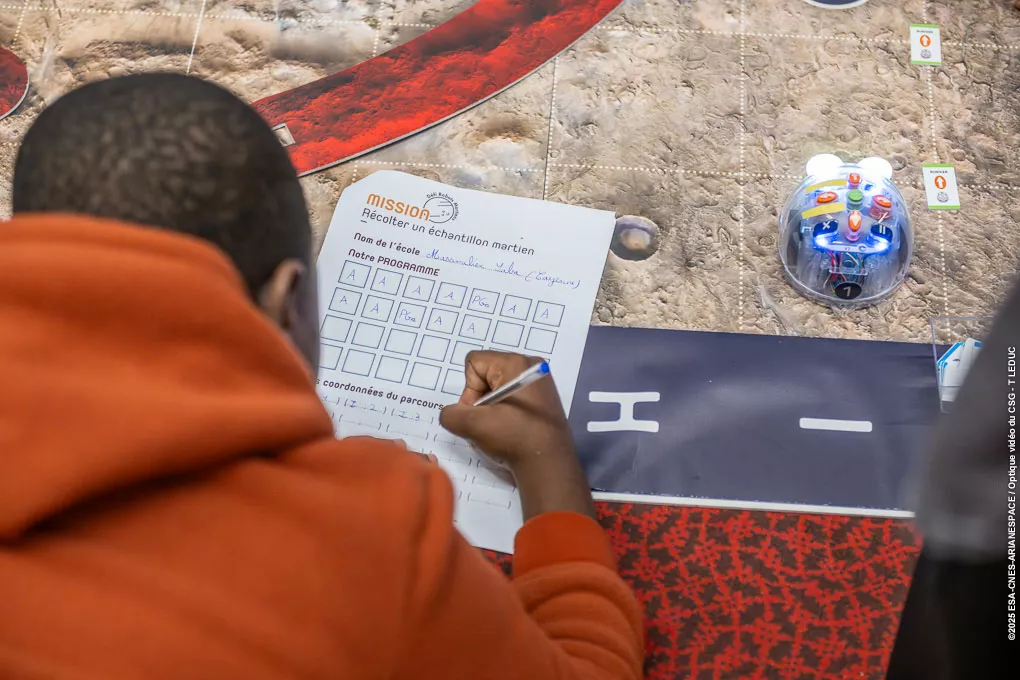 Scolaires en salle Jupiter dans le cadre du projet "Défi robots martiens"