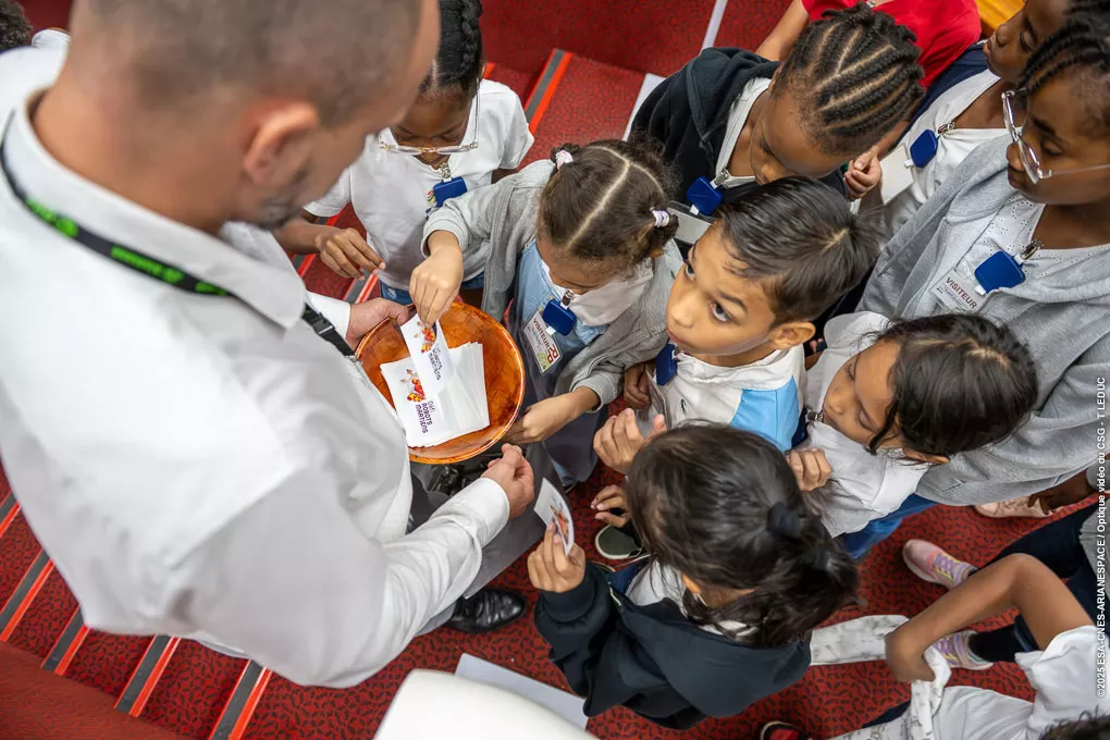Scolaires en salle Jupiter dans le cadre du projet "Défi robots martiens"