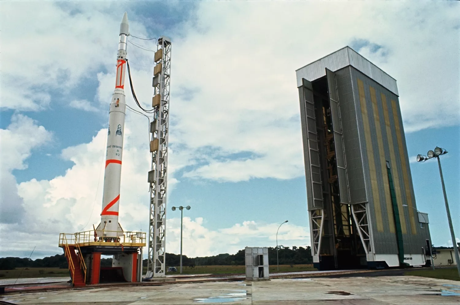 Lanceur Diamant-B2 sur sa table de lancement. Il a placé le satellite Péole en orbite le 12 décembre 1970.