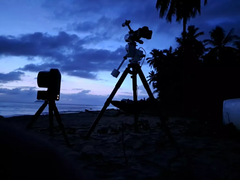 Télescopes au coucher de soleil