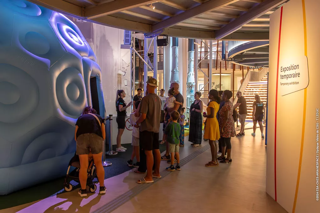 visiteurs en attente devant planétarium à Guyaspace Expérience