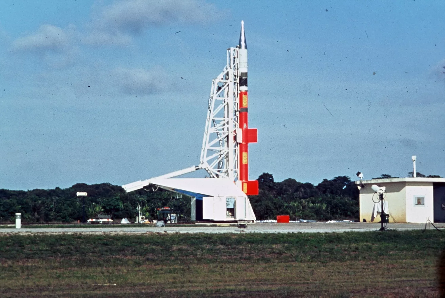 La fusée-sonde Dragon sur son pas de tir au Centre spatial guyanais. 