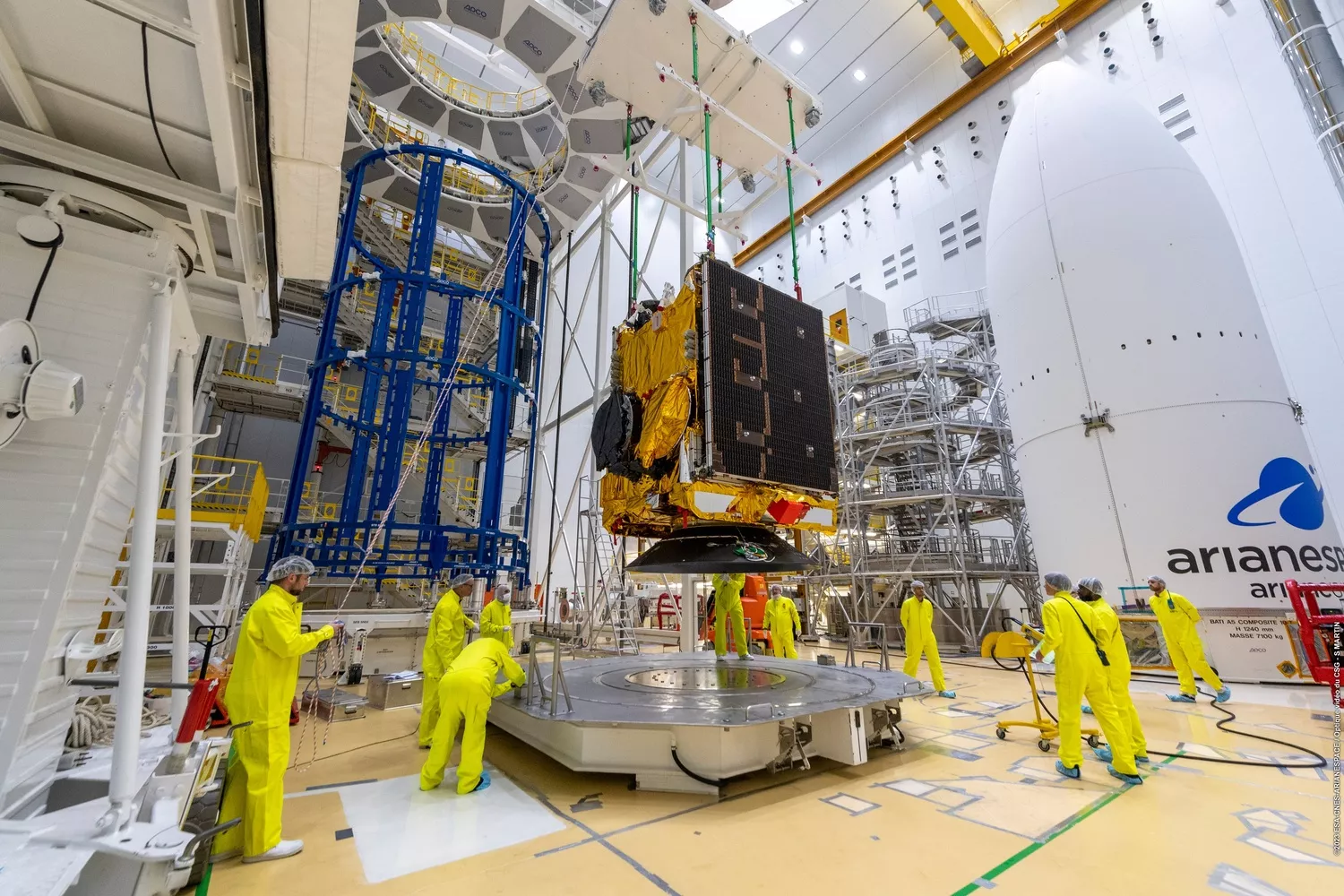 Pose du satellite Heinrich Hertz (CU1) sur le Système de lancement double Ariane (Sylda) au Bâtiment d'assemblage final (BAF) en Hall d’encapsulation (HE) au Centre spatial guyanais, le 05 juin 2023.
