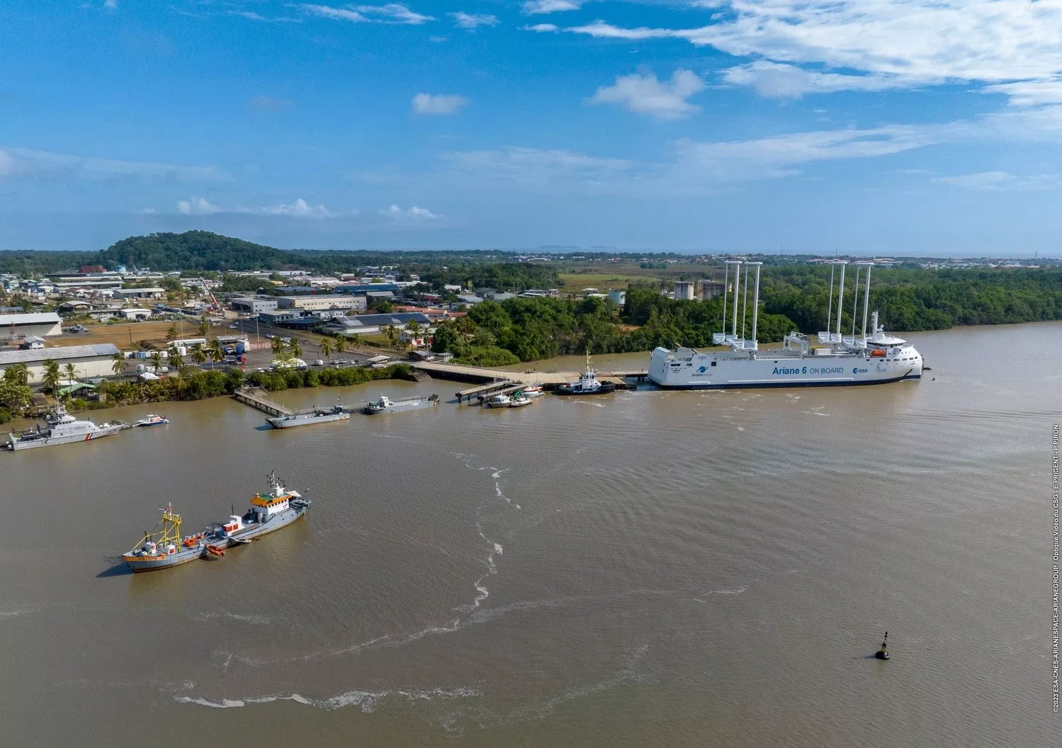 L'arrivée du navire Canopée au port de Pariacabo à Kourou.