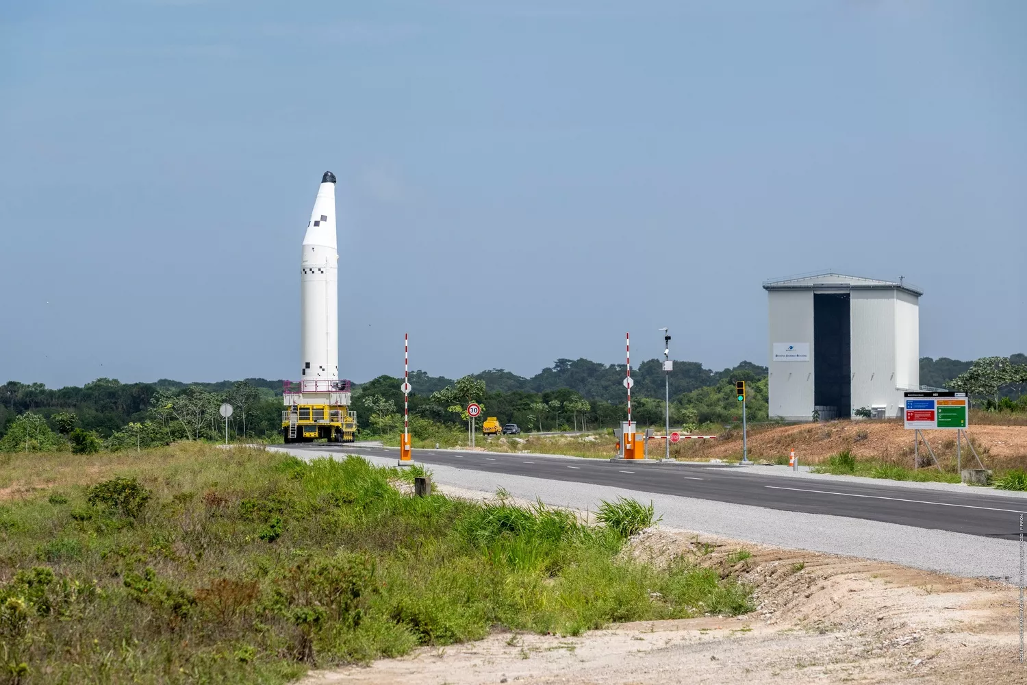 Transfert d'un booster d'Ariane 6 du BIP au BSB.