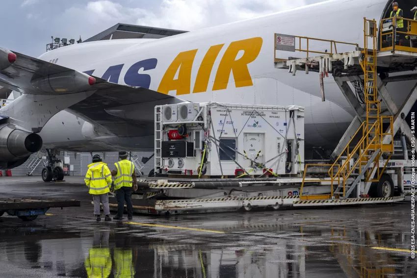 Arrivée MicroCarb par avion, à l'aéroport Félix EBOUE