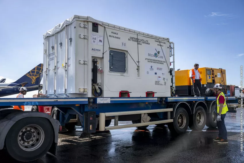 Arrivée MicroCarb, par avion à l'aéroport Félix EBOUE