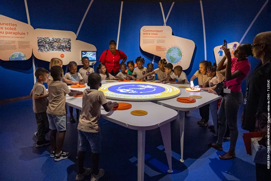 Maternelles en visite à Guyaspace Expérience dans le cadre du projet éducatif "petits ingés"
