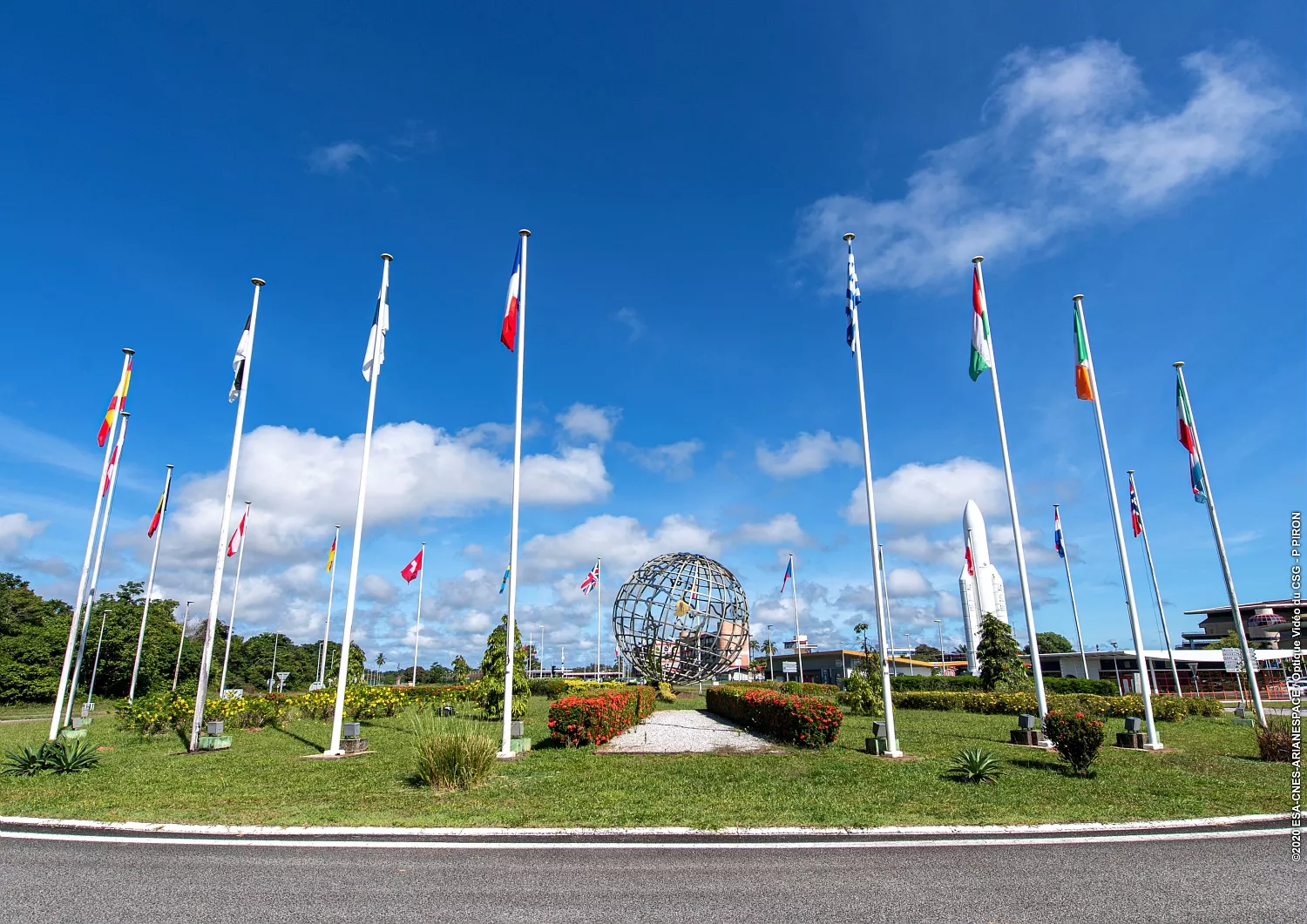 Une représentation de la Terre entouré par les drapeaux des 23 États membres de l'ESA à l'entrée du Centre spatial guyanais.