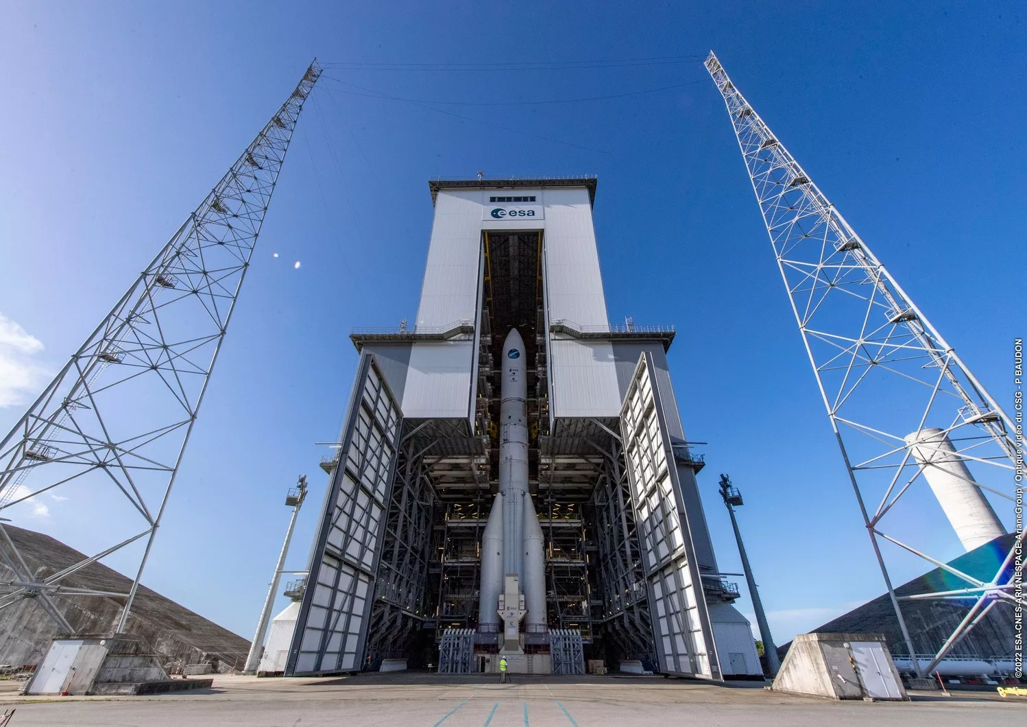 Le lanceur Ariane 6 totalement assemblée, prêt pour les essais combinées.